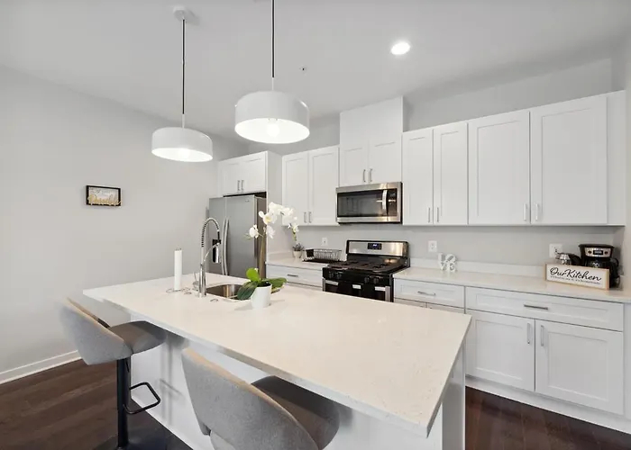 Spacious 3Bedroom Duplex With Rooftop Deck!