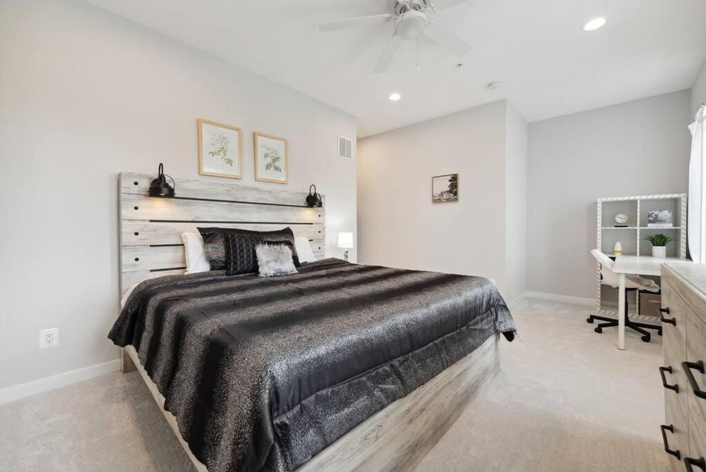 Spacious 3bedroom Duplex With Rooftop Deck!