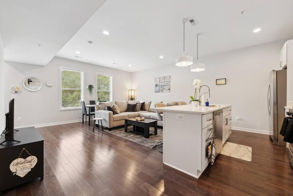 Apartment Spacious 3bedroom Duplex With Rooftop Deck! *