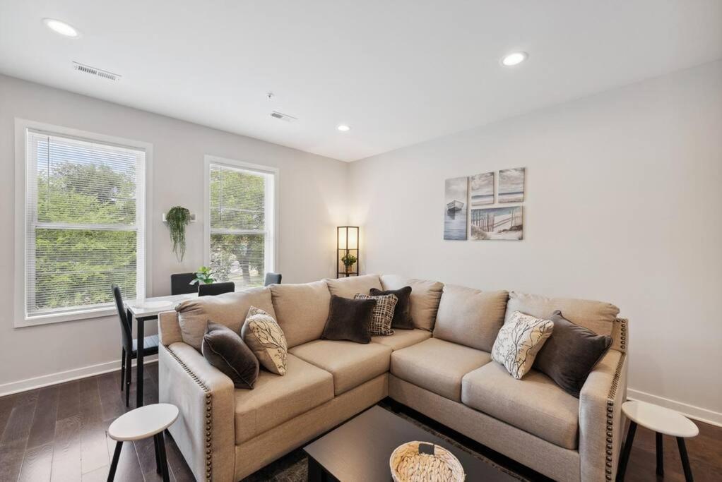 Spacious 3bedroom Duplex With Rooftop Deck! Washington