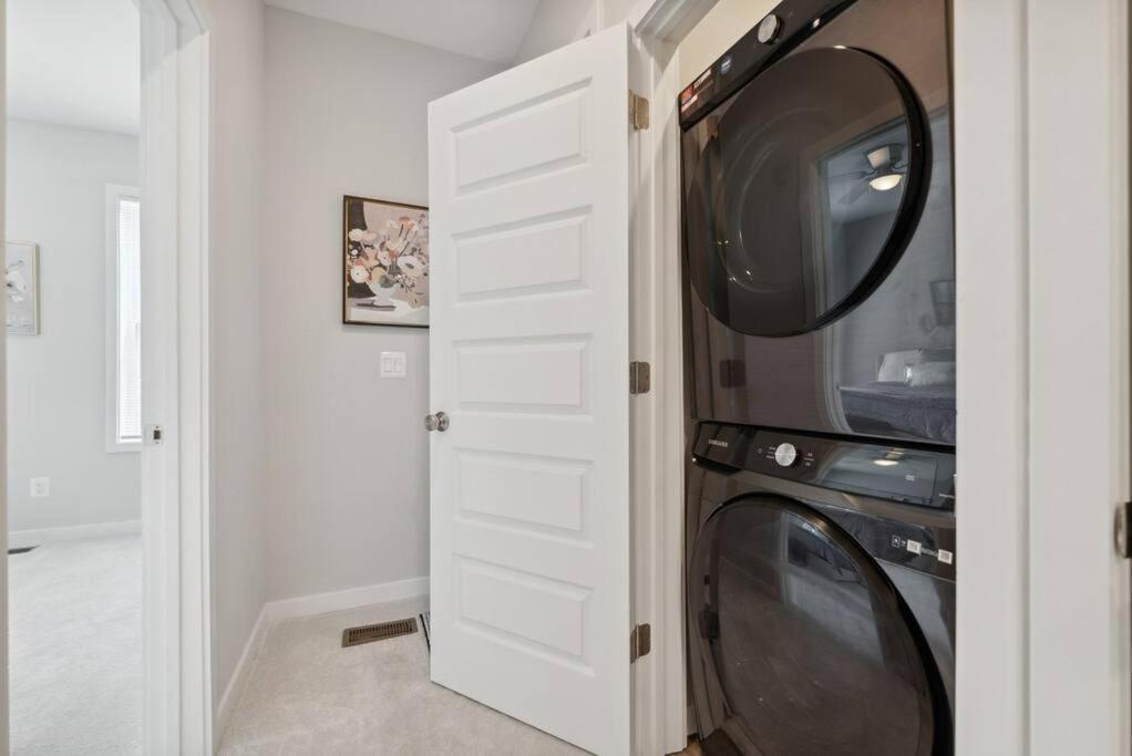 Spacious 3bedroom Duplex With Rooftop Deck!