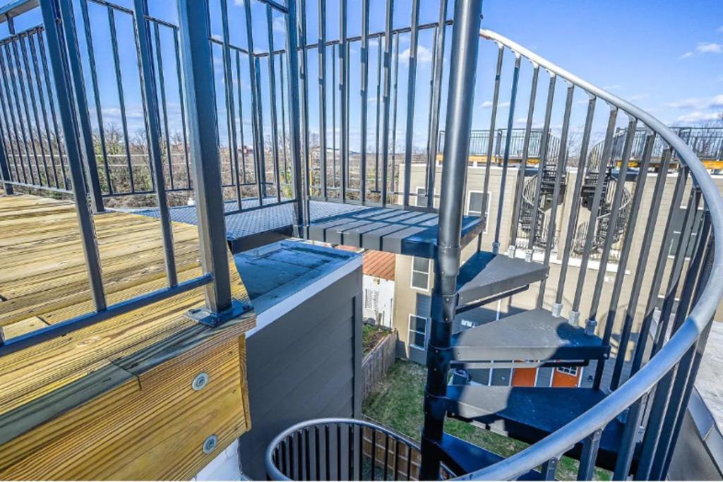 Spacious 3bedroom Duplex With Rooftop Deck! * Washington