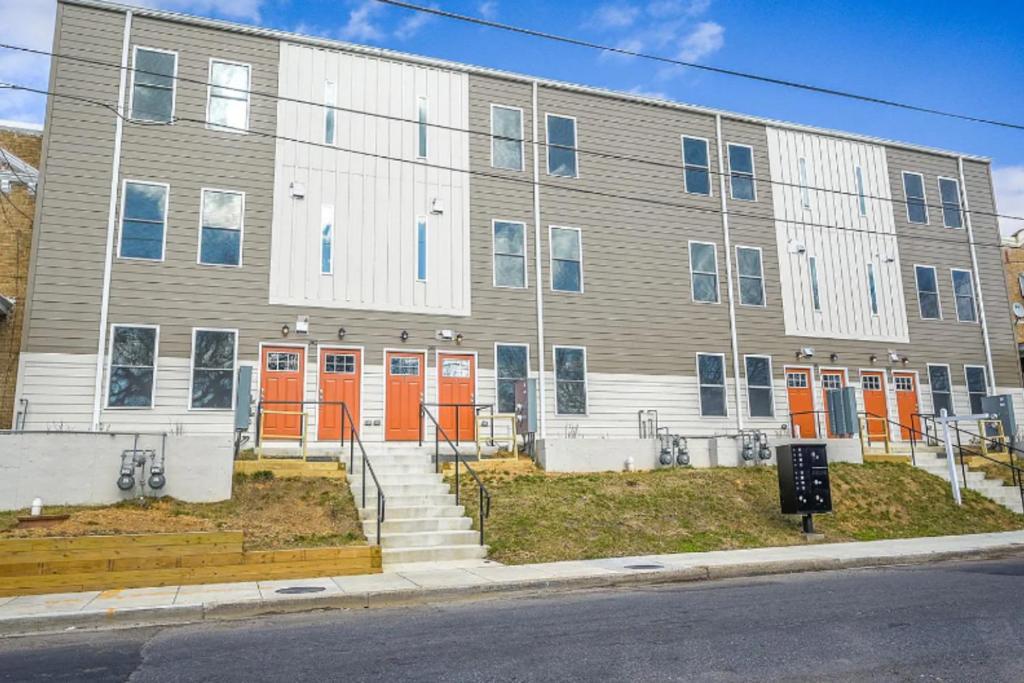 Spacious 3bedroom Duplex With Rooftop Deck!